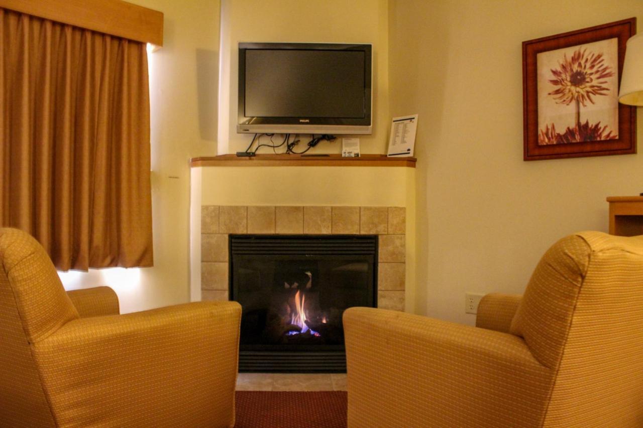 Amerivu Inn And Suites - Waconia Exterior photo